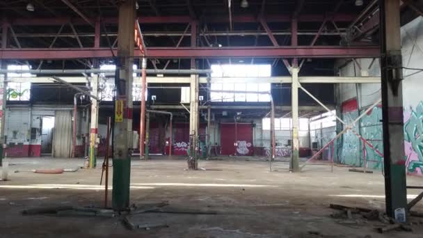 Slow Urbex Steadicam Shot Bâtiment Commercial Avec Grande Porte Garage — Video