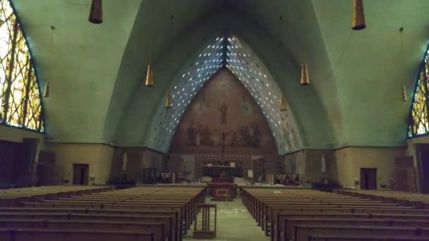 Spaziergang Durch Die Verlassene Kirche Während Der Urbex — Stockvideo