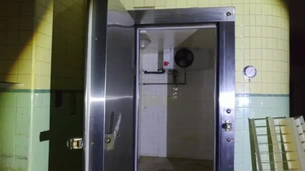 Eerie Βιομηχανικό Ψυγείο Κεραμίδια Γυρίστηκε Στο Glidecam Στο Σκοτάδι — Αρχείο Βίντεο