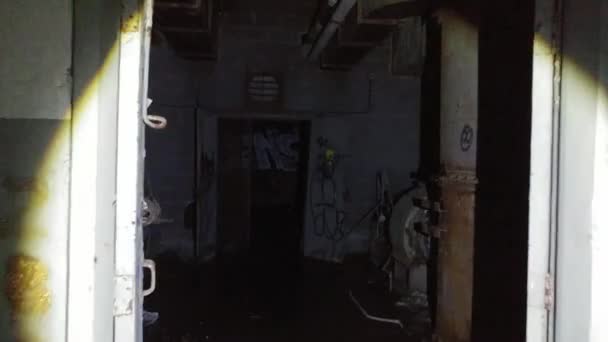 Kamera Szybowcowa Poruszająca Się Drzwi Drzwi Opuszczonej Fabryce — Wideo stockowe