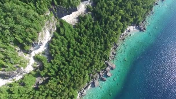 Vista Vertical Recta Del Agua Turquesa Prístina Costa Rocosa — Vídeo de stock