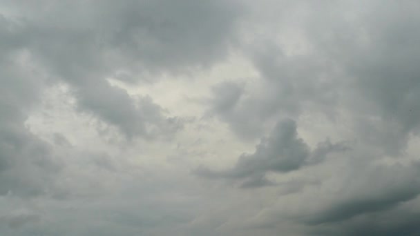 风暴带来的云彩在黎明时分在时间流逝的模式下快速移动 — 图库视频影像