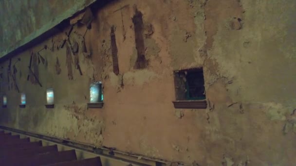 Chiesa Con Sbucciatura Vernice Sul Muro Con Disegni Simbolo Religioso — Video Stock