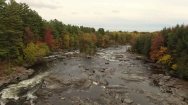 Sonbaharda geniş nehrin güzel ve dramatik hava manzarası