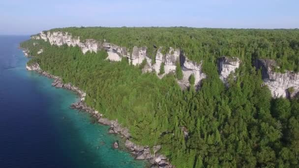 Drone Κατεβαίνει Δίπλα Στα Ψηλά Βράχια Του Lion Head Στον — Αρχείο Βίντεο