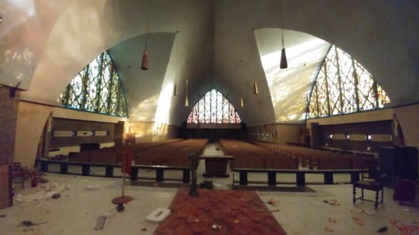 空旷的教堂被碎片和几束太阳光固定地拍成电影 — 图库视频影像