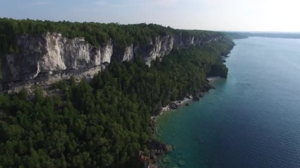 Cámara Drones Inclinándose Lentamente Sobre Rocas Playas Largo Acantilados — Vídeo de stock