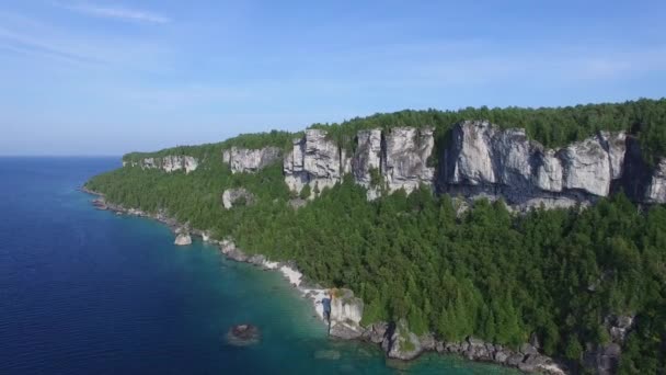 高悬崖峭壁和清澈蓝绿色水域的壮观的航拍序列 — 图库视频影像
