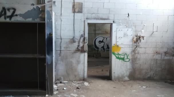 Camera Kruising Garage Kamers Tijdens Urbex Met Graffiti — Stockvideo