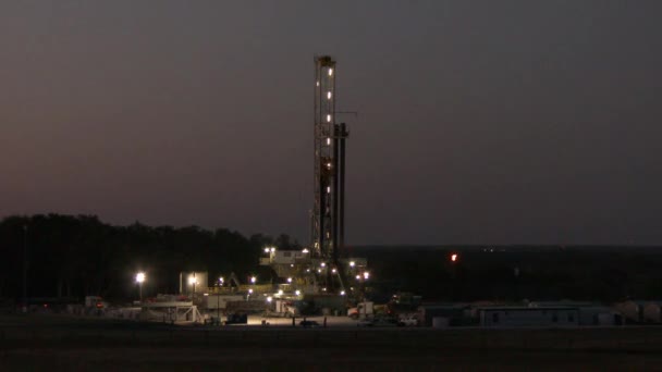 Bomba Aceite Equipo Industria Petrolera Por Noche — Vídeos de Stock