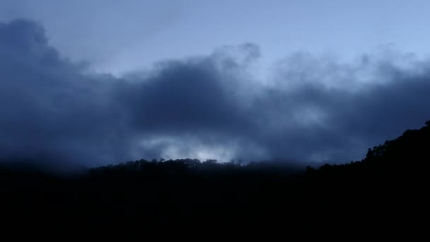 Tempo Noturno Timelapse Nuvens Movendo Sobre Topo Montanha Selvagem — Vídeo de Stock