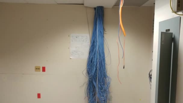 Bundel Van Honderden Ethernetkabels Leegstaand Gebouw Met Alarm — Stockvideo