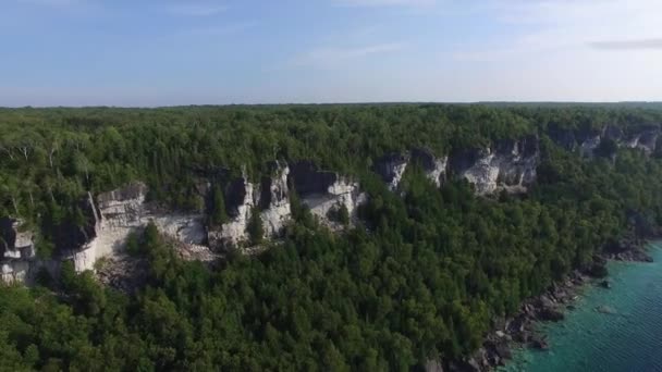 Drone Latający Wzdłuż Linii Brzegowej Robi 180 Stopni Skrętu Podczas — Wideo stockowe