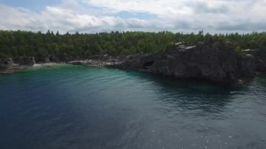 Ontario, Kanada 'daki The Grotto' nun hızlı hava görüntüsü