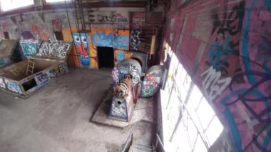 Kırık camlar ışığın eski makineler üzerinde parlamasına izin verdi