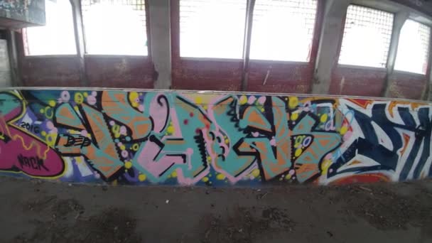 Urbex Vídeo Graffiti Visto Steadicam Afastando Dele — Vídeo de Stock