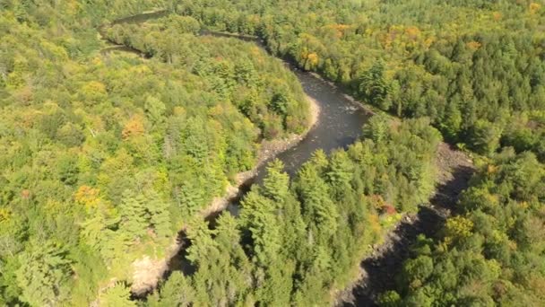 Drohne Dreht Langsam Über Fließenden Fluss Neben Ausgetrocknetem Flussbett — Stockvideo