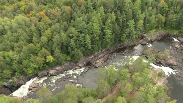 无人机缓缓向前 在美丽的自然公园里暴露出强大的河流 — 图库视频影像