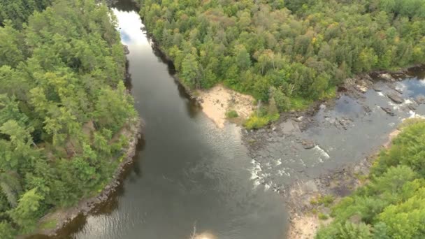 Vue aérienne très lente du confluent avec quelques cascades 