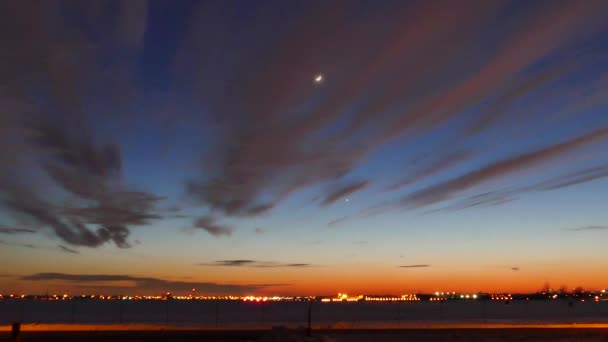 Winter Zonsondergang Met Maan Auto Voorgrond 24Fps — Stockvideo