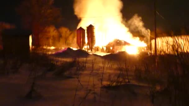 Gång Skott Brand Natten Djup Snö Starkt Tänd Lågorna — Stockvideo