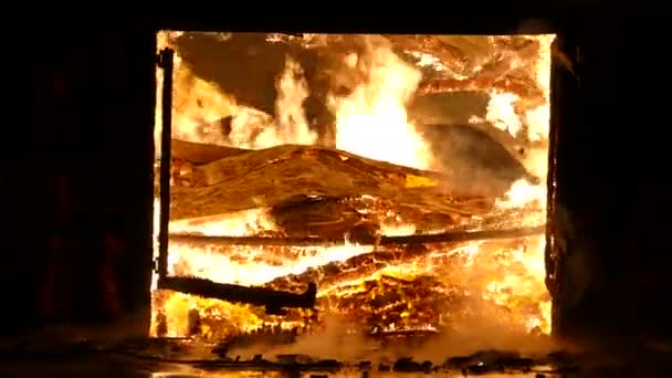 Débris Feu Vus Travers Une Porte Garage Dans Entrepôt Flammes — Video