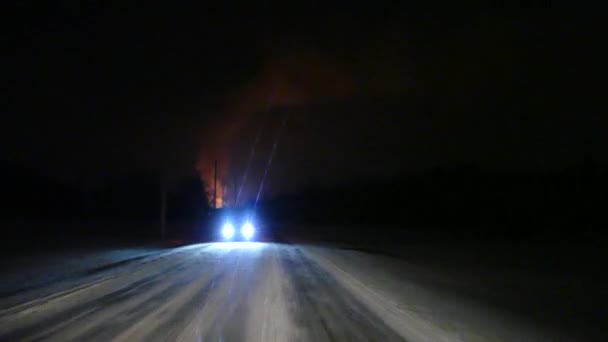 Conducir Durante Invierno Por Noche Hacia Gran Incendio Campo Rural — Vídeo de stock