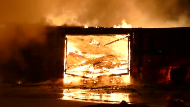 Porta Armazém Quebrada Aberta Rasgando Fogo Com Detritos Interior — Vídeo de Stock