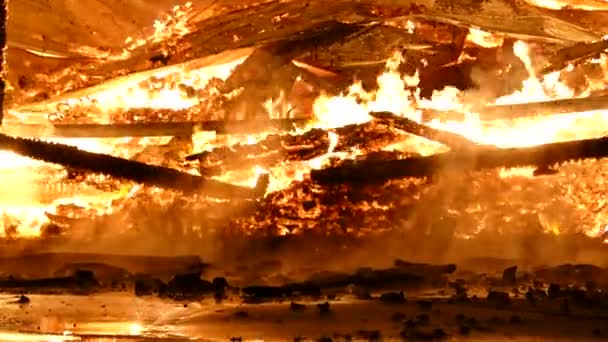 Zbliżenie Ognia Wytwarzającego Ciepło Przez Spalone Kawałki Drewna Płonącego — Wideo stockowe