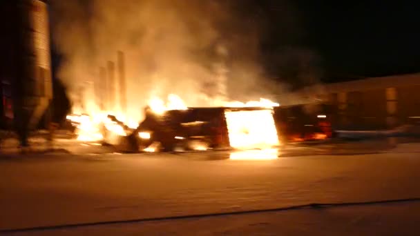 冬の農場複合施設での火災の大規模なデポのニュースストリンガーウォーキングショット — ストック動画
