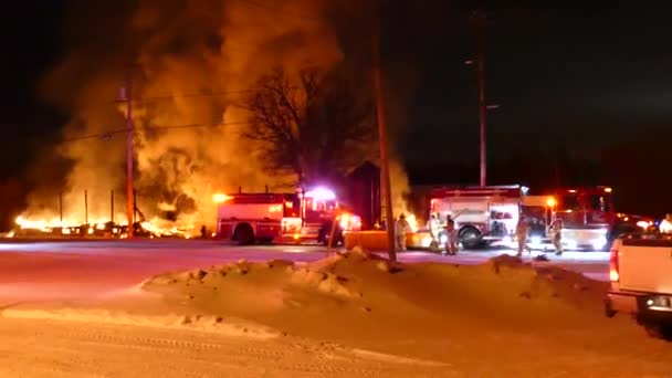 Camminata Sulla Scena Incendio Nella Zona Rurale Con Freddo Gelido — Video Stock