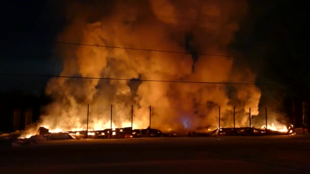 破片の中に金属ビームがまだ立っている巨大な納屋の火災の最後の瞬間 — ストック動画
