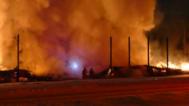 Két Aprócska Tűzoltó Hatalmas Mennyiségű Vizet Tett Tűzre — Stock videók