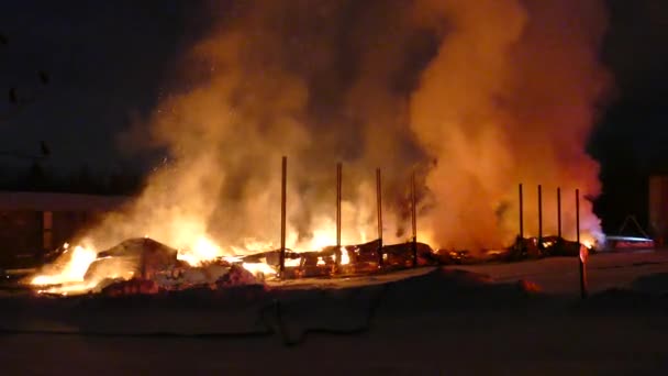 Les Restes Incendie Bâtiment Posé Sur Sol Enneigé Dans Les — Video