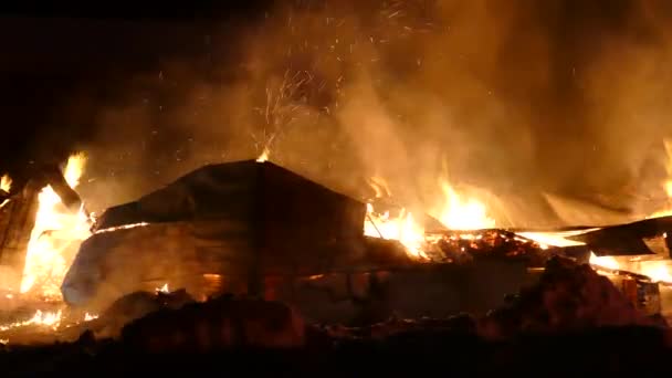 Slow Steady Pan Shot Burning Flames Entirely Destroyed Large Building — Stock Video