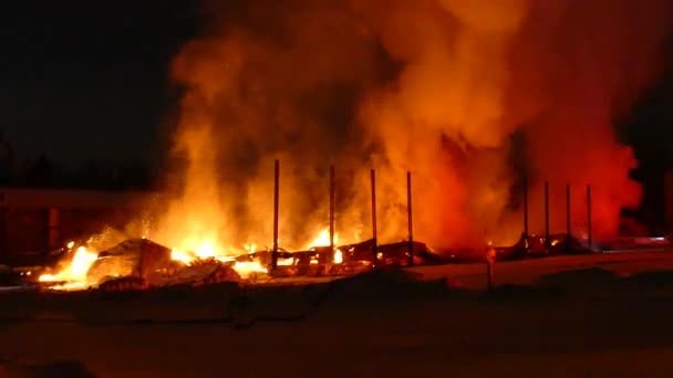 橙色发光的有毒烟雾从仓库大火中升起 — 图库视频影像
