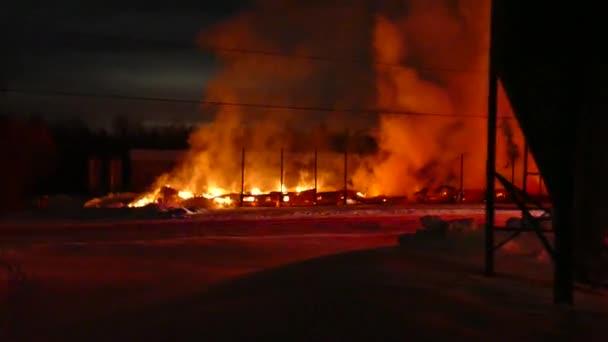Cold Evil Sight Barn Fire Finishing Burn Charred Debris Hostile — Stock Video