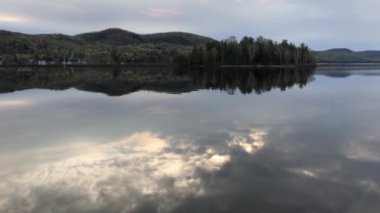 Gökyüzü ve göldeki renkli su akşam saatlerinde yansıyor.
