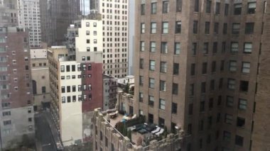 New York şehrinin dramatik duvarları otel penceresinden görülüyor.