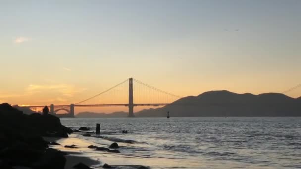 Hermoso Puente Atardecer Sobre Fondo — Vídeos de Stock