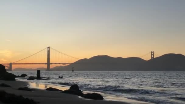 Hermoso Puente Atardecer Sobre Fondo — Vídeos de Stock