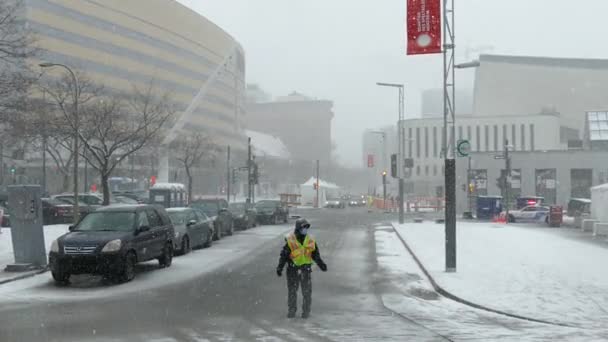 雪の中に立つ警備員とドライバーはCovid 19でテストされています — ストック動画