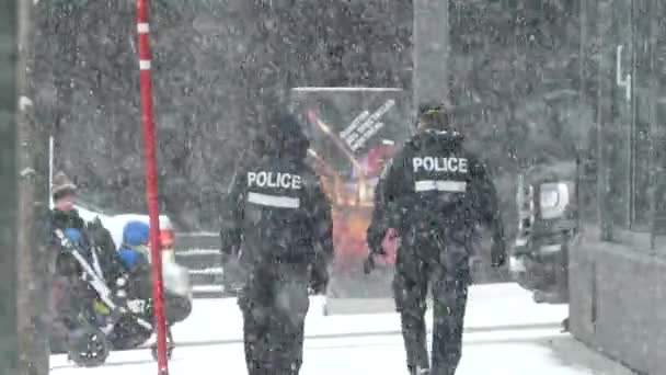 モントリオール警察は近くでスクリーニングクリニックが開催されている街を歩く — ストック動画