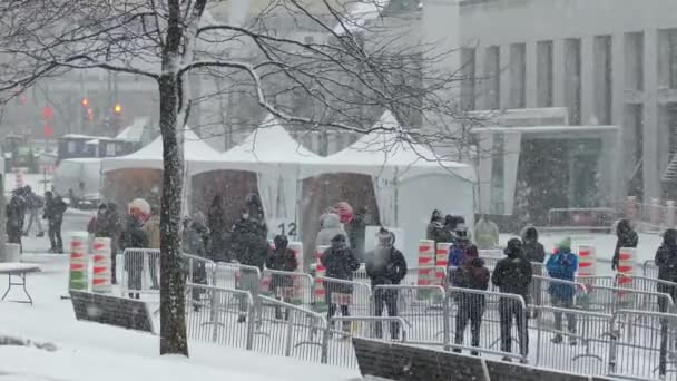 Mensen Rij Testen Coronavirus Montreal Tijdens Besneeuwde Dag — Stockvideo