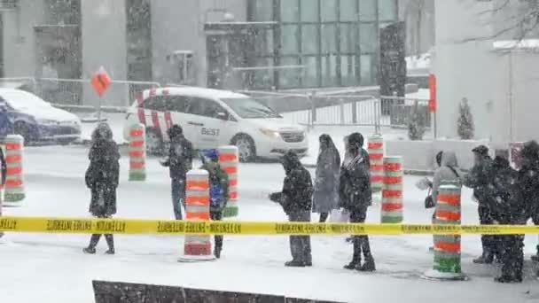 Alineación Personas Que Usan Máscaras Esperando Para Prueba Coronavirus Canadá — Vídeo de stock