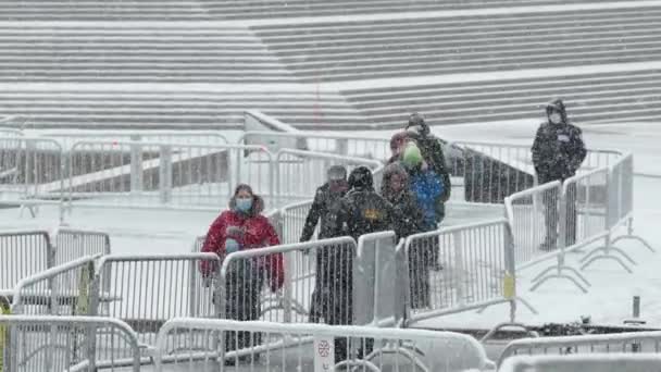 Burgers Lopen Door Bewakers Tijdens Sneeuwval Testen Covid — Stockvideo