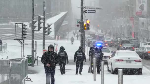 科维德检测中心附近雪地里站着戴着防护面具的警察 — 图库视频影像