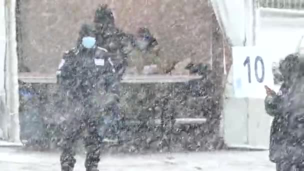 豪雪は人々がコロナウイルスのテストに行くのを止めません — ストック動画