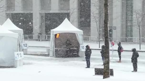 冬の暖房付きのテントは カナダのコロナウイルスの患者をテストするために医師をホストします — ストック動画