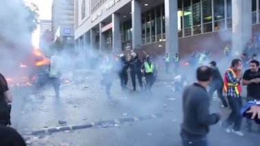 Yangın ve göz yaşartıcı gaz bombalı kaotik isyan sahnesi